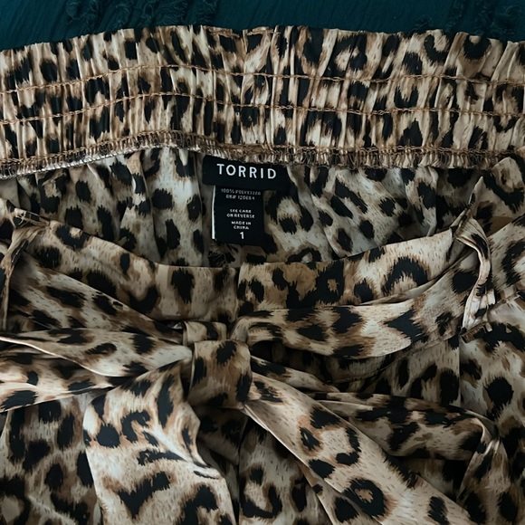 Soft silky torrid size 1 cheetah print shorts dressy - Picture 2 of 3